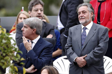 Los reyes Felipe y Letizia, acompañados de sus hijas, Leonor y Sofía, han llegado poco antes de las 11.00 horas de este sábado a la Plaza de Lima de Madrid para presidir el desfile del Día de la Fiesta Nacional.