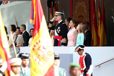 Los reyes Felipe y Letizia, acompañados de sus hijas, Leonor y Sofía, han llegado poco antes de las 11.00 horas de este sábado a la Plaza de Lima de Madrid para presidir el desfile del Día de la Fiesta Nacional.