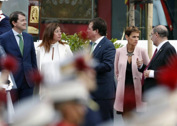 Los reyes Felipe y Letizia, acompañados de sus hijas, Leonor y Sofía, han llegado poco antes de las 11.00 horas de este sábado a la Plaza de Lima de Madrid para presidir el desfile del Día de la Fiesta Nacional.