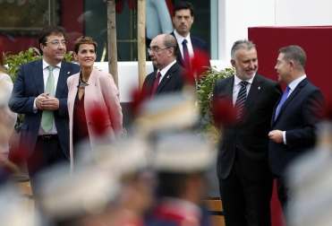 Los reyes Felipe y Letizia, acompañados de sus hijas, Leonor y Sofía, han llegado poco antes de las 11.00 horas de este sábado a la Plaza de Lima de Madrid para presidir el desfile del Día de la Fiesta Nacional.