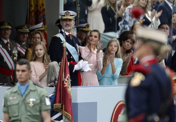 Los reyes Felipe y Letizia, acompañados de sus hijas, Leonor y Sofía, han llegado poco antes de las 11.00 horas de este sábado a la Plaza de Lima de Madrid para presidir el desfile del Día de la Fiesta Nacional.