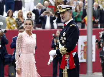 Los reyes Felipe y Letizia, acompañados de sus hijas, Leonor y Sofía, han llegado poco antes de las 11.00 horas de este sábado a la Plaza de Lima de Madrid para presidir el desfile del Día de la Fiesta Nacional.