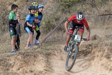 La localidad de Tierra Estella acogió este domingo al disputa de la prueba ciclista.