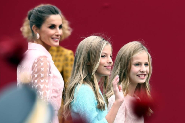 Los reyes Felipe y Letizia, acompañados de sus hijas, Leonor y Sofía, han llegado poco antes de las 11.00 horas de este sábado a la Plaza de Lima de Madrid para presidir el desfile del Día de la Fiesta Nacional.