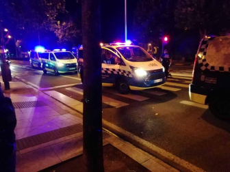 Un hombre de 46 años ha resultado herido grave y se encuentra en la UCI tras ser atropellado esta madrugada en la avenida Baja Navarra de Pamplona mientras, según las primeras investigaciones, cruzaba un paso de peatones con el semáforo en rojo.