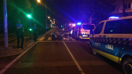 Un hombre de 46 años ha resultado herido grave y se encuentra en la UCI tras ser atropellado esta madrugada en la avenida Baja Navarra de Pamplona mientras, según las primeras investigaciones, cruzaba un paso de peatones con el semáforo en rojo.