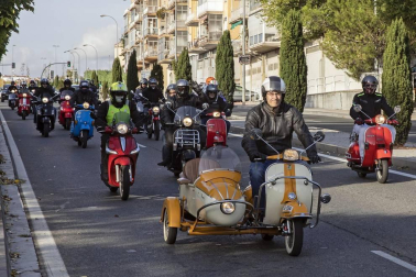 Medio centenar de aficionados a las motocicletas Vespa se dieron cita esta domingo 13 de octubre para participar en la jornada en homenaje a este modelo de motos.