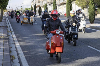 Medio centenar de aficionados a las motocicletas Vespa se dieron cita esta domingo 13 de octubre para participar en la jornada en homenaje a este modelo de motos.
