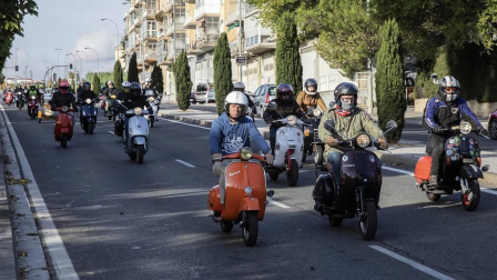 Medio centenar de aficionados a las motocicletas Vespa se dieron cita esta domingo 13 de octubre para participar en la jornada en homenaje a este modelo de motos.