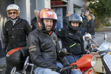 Medio centenar de aficionados a las motocicletas Vespa se dieron cita esta domingo 13 de octubre para participar en la jornada en homenaje a este modelo de motos.