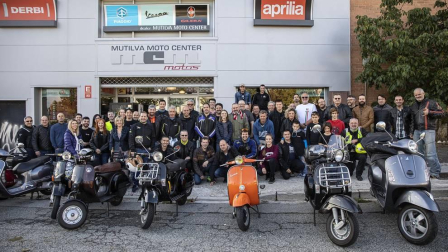 Medio centenar de aficionados a las motocicletas Vespa se dieron cita esta domingo 13 de octubre para participar en la jornada en homenaje a este modelo de motos.