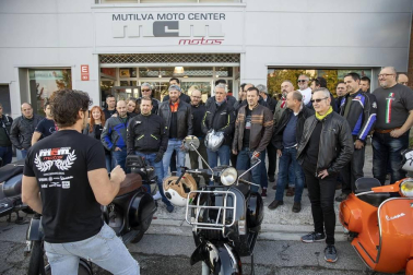 Medio centenar de aficionados a las motocicletas Vespa se dieron cita esta domingo 13 de octubre para participar en la jornada en homenaje a este modelo de motos.
