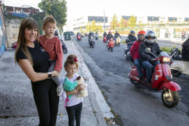 Medio centenar de aficionados a las motocicletas Vespa se dieron cita esta domingo 13 de octubre para participar en la jornada en homenaje a este modelo de motos.