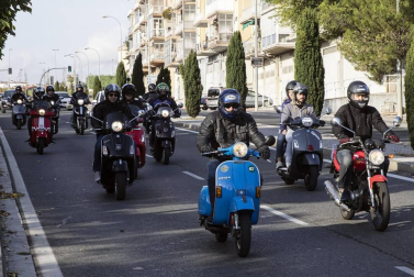 Medio centenar de aficionados a las motocicletas Vespa se dieron cita esta domingo 13 de octubre para participar en la jornada en homenaje a este modelo de motos.