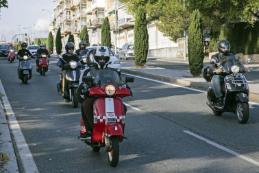 Medio centenar de aficionados a las motocicletas Vespa se dieron cita esta domingo 13 de octubre para participar en la jornada en homenaje a este modelo de motos.