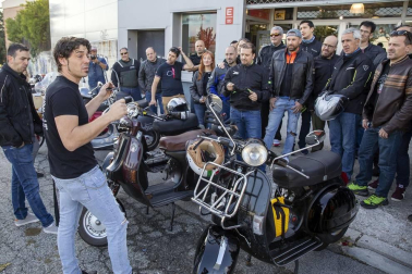Medio centenar de aficionados a las motocicletas Vespa se dieron cita esta domingo 13 de octubre para participar en la jornada en homenaje a este modelo de motos.