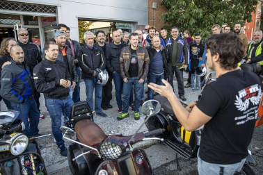 Medio centenar de aficionados a las motocicletas Vespa se dieron cita esta domingo 13 de octubre para participar en la jornada en homenaje a este modelo de motos.