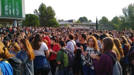 Estudiantes en el Campus de Bellaterra tras conocer el fallo de los presos catalanes.