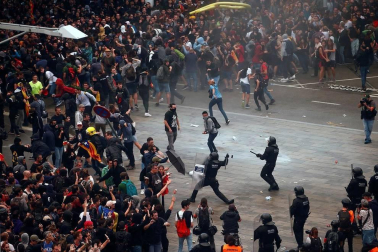 La movilización ha sido convocada por la plataforma Tsunami Democràtic, que ha repartido tarjetas de embarque falsas