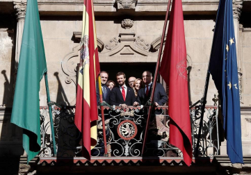El presidente del PP y candidato a la Presidencia del Gobierno, Pablo Casado, se ha reunido este viernes en Pamplona con el presidente de UPN, Javier Esparza, y el alcalde de la capital navarra, Enrique Maya.
