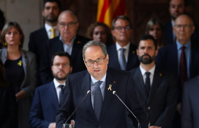 Quim Torra, secundado durante la declaración institucional por todos los miembros del Govern y por el presidente del Parlament, Roger Torrent.