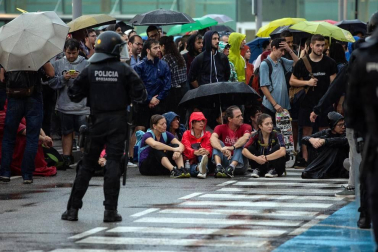La movilización ha sido convocada por la plataforma Tsunami Democràtic, que ha repartido tarjetas de embarque falsas