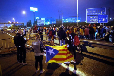 La movilización ha sido convocada por la plataforma Tsunami Democràtic, que ha repartido tarjetas de embarque falsas