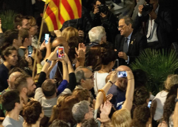 La movilización ha sido convocada por la plataforma Tsunami Democràtic, que ha repartido tarjetas de embarque falsas