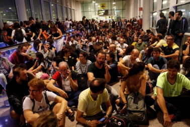 La movilización ha sido convocada por la plataforma Tsunami Democràtic, que ha repartido tarjetas de embarque falsas