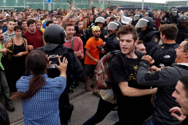 La movilización ha sido convocada por la plataforma Tsunami Democràtic, que ha repartido tarjetas de embarque falsas