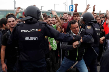 La movilización ha sido convocada por la plataforma Tsunami Democràtic, que ha repartido tarjetas de embarque falsas