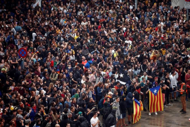 La movilización ha sido convocada por la plataforma Tsunami Democràtic, que ha repartido tarjetas de embarque falsas