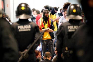 La movilización ha sido convocada por la plataforma Tsunami Democràtic, que ha repartido tarjetas de embarque falsas