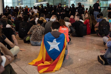 La movilización ha sido convocada por la plataforma Tsunami Democràtic, que ha repartido tarjetas de embarque falsas