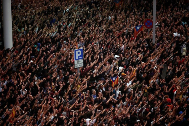 La movilización ha sido convocada por la plataforma Tsunami Democràtic, que ha repartido tarjetas de embarque falsas