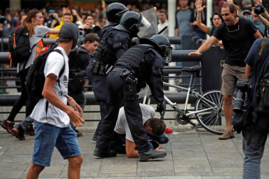 La movilización ha sido convocada por la plataforma Tsunami Democràtic, que ha repartido tarjetas de embarque falsas