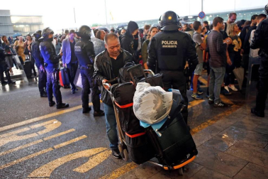 La movilización ha sido convocada por la plataforma Tsunami Democràtic, que ha repartido tarjetas de embarque falsas
