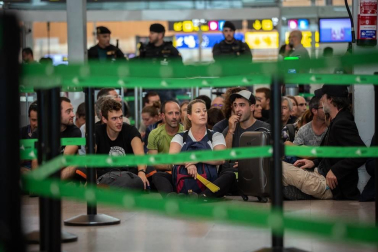 La movilización ha sido convocada por la plataforma Tsunami Democràtic, que ha repartido tarjetas de embarque falsas