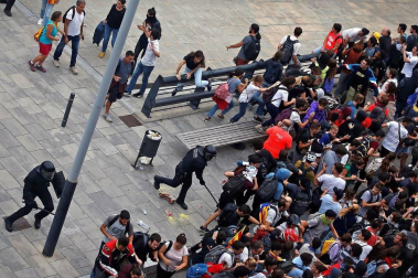 La movilización ha sido convocada por la plataforma Tsunami Democràtic, que ha repartido tarjetas de embarque falsas