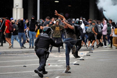 La movilización ha sido convocada por la plataforma Tsunami Democràtic, que ha repartido tarjetas de embarque falsas