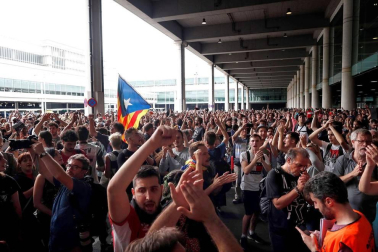 La movilización ha sido convocada por la plataforma Tsunami Democràtic, que ha repartido tarjetas de embarque falsas