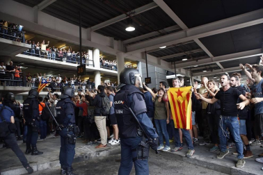 La movilización ha sido convocada por la plataforma Tsunami Democràtic, que ha repartido tarjetas de embarque falsas