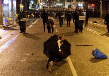 Policías antidisturbios custodian la comisaria de la Policía Nacional de la Via Laietana de Barcelona