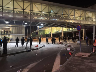 Desalojan a la mayoría de concentrados del Aeropuerto de Barcelona tras numerosos disturbios