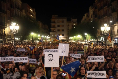 Centenares de personas se concentran este lunes en la plaza de la Font, frente al Ayuntamiento de Tarragona.