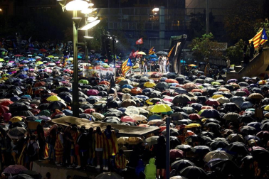 Centenares de personas se concentran este lunes en la plaza 1 de Octubre de Girona