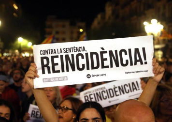 Centenares de personas se concentran este lunes en la plaza de la Font, frente al Ayuntamiento de Tarragona
