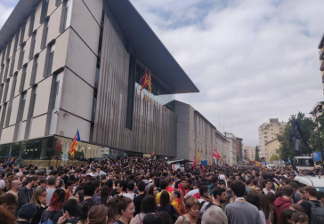 Unos 6.000 concentrados en Girona ante la Delegación de la Generalitat.