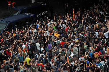 La movilización ha sido convocada por la plataforma Tsunami Democràtic, que ha repartido tarjetas de embarque falsas