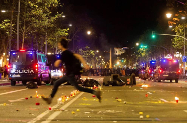 El Eixample de Barcelona se transformó este martes en el escenario de una batalla campal